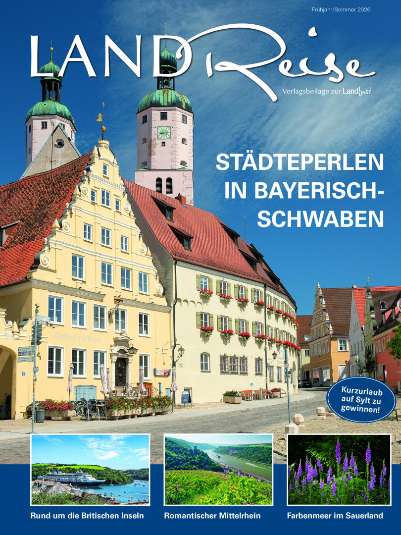 Titelbild der „LandReise“ Frühjahr/Sommer 2026 mit historischer bayerisch-schwäbischer Altstadt, grünen Zwiebeltürmen und Reise-Impressionen aus Großbritannien, vom Mittelrhein und dem Sauerland.