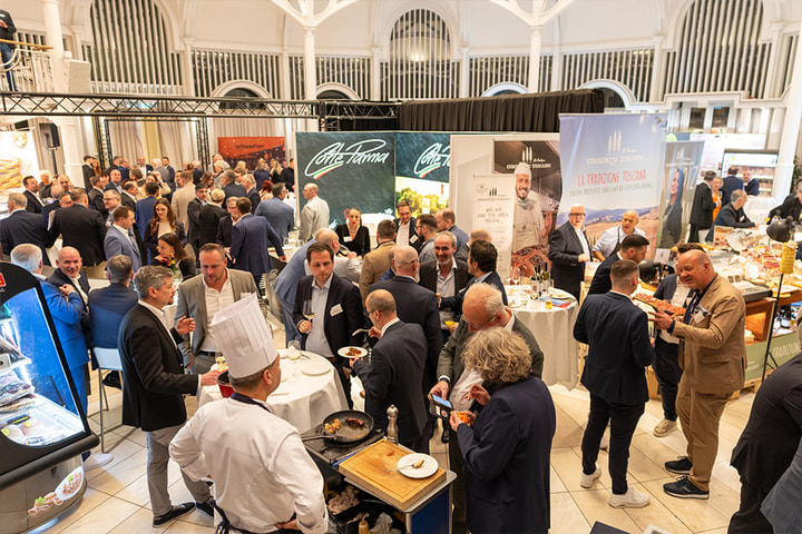 Menschenmenge beim Fleischkongress 2026 mit verschiedenen Ausstellungsständen, Gesprächen und Live-Zubereitung von Speisen durch einen Koch.